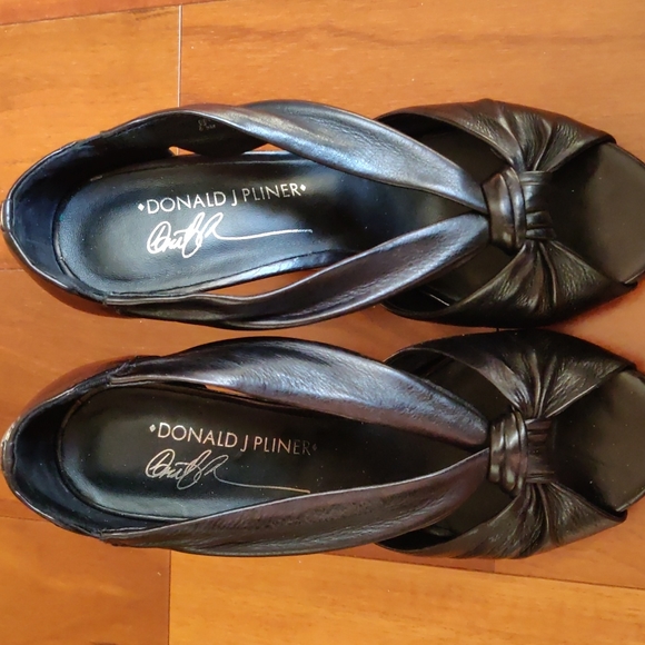 Donald J Pliner Genuane leather Black shoes. Excellent condition.Size6,5. - Picture 3 of 4